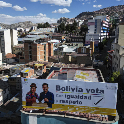 Datorită crizei economice acutizate, Bolivia își va alege duminică noul președinte, într-un scrutin în care opozitia de dreapta pare să câștige puncte, punând capăt unui ciclu început acum două decenii de fostul președinte socialist Evo Morales. Potrivit agenției AFP, țara cu 11,3 milioane de locuitori se confruntă cu probleme grave, precum lipsa dolarilor și a combustibilului, iar economia înregistrează o criză profundă, cu inflație aproape de 25%, cel mai mare nivel din ultimii 17 ani.