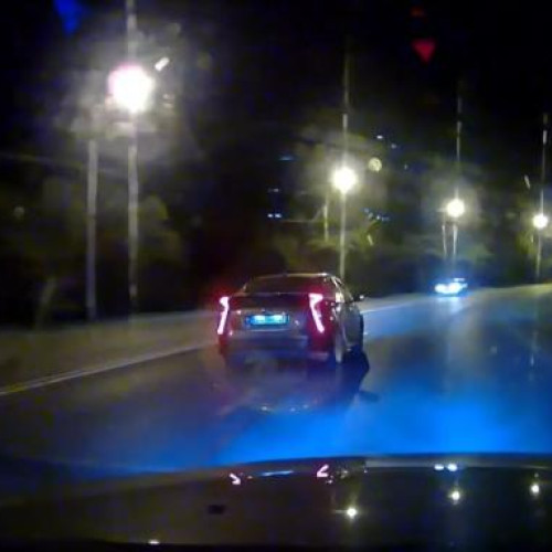 Un șofer a blocat traficul conducând pe banda și pe mijlocul drumului