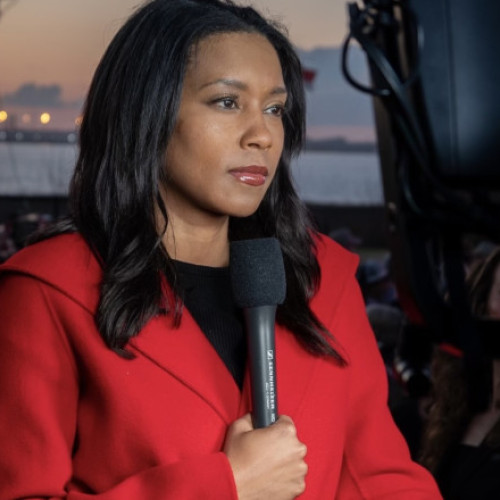 Rachel Scott, jurnalista a ABC News, a atras multe laude pentru insistența de a-i adresa întrebări incomode lui Vladimir Putin, chiar și în zone sensibile. Potrivit unor rapoarte, ea l-a abordat pe liderul rus în timpul summitului de la Alaska, atât pe pista bazei militare unde abia aterizase, cât și în sala where s-au desfășurat discuțiile, subliniind curajul de a pune întrebări incomode.