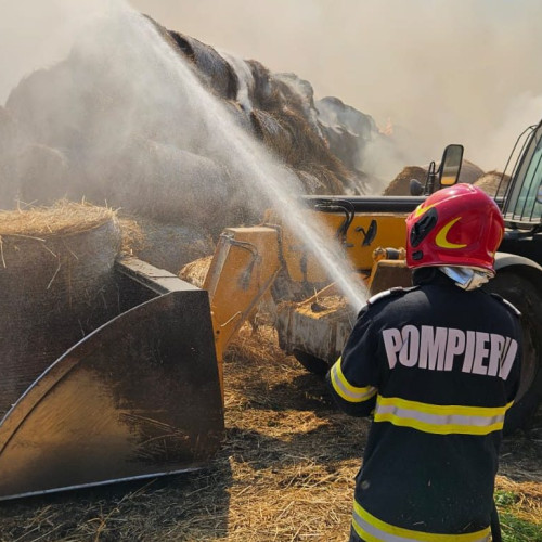 Incendiu la o stivă de baloți de paie în Manarade