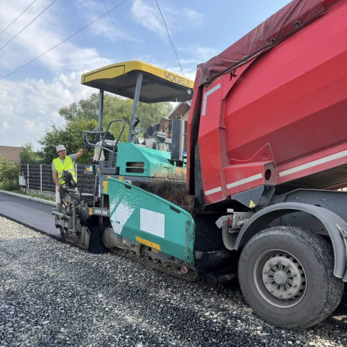 Lucrări de asfaltare în comuna Lunguletu pe strada Dositei Filiti
