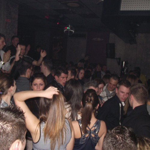 scandal într-un local din județul Botoșani după o petrecere. Polițiștii din Dorohoi au emis o ordonanță de reținere pentru 24 de ore pe numele unui bărbat de 34 de ani, din comuna Cordareni.