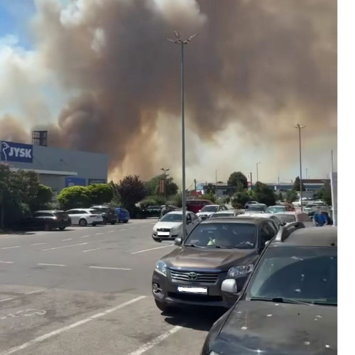 Incendiu violent în Cernavoda, pompierii intervin cu mai multe autospeciale