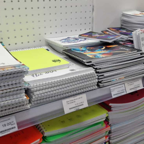 Ministerul Educației a anunțat că sumele de 500 de lei virate în conturile elevilor pentru anul școlar 2024-2025 trebuie utilizate până duminică, 31 august. Aceste fonduri sunt destinate achiziționării de rechizite și haine pentru copii, iar reamintirea vine în condițiile în care, dacă nu vor fi cheltuite în acest interval, vor fi retrase automat din conturi.