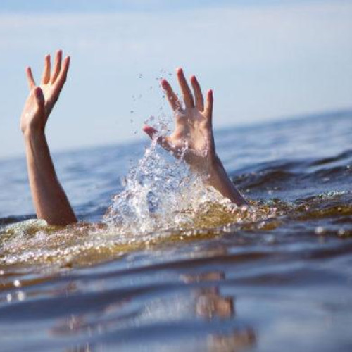 Un incident grav la barajul Stanca-Costești s-a încheiat cu un final fericit, după ce un bărbat de 57 de ani a fost salvat din apa în ultima clipă. Potrivit sursei monitorulbt.ro, un grup de prieteni se aflau duminică după-amiaza pe malul lacului de acumulare, când bărbatul a sărit în apă pentru a se bălăci. La un moment dat, el a dispărut sub luciul apei fără a da vreun semn, provocând panică printre cei prezenți.