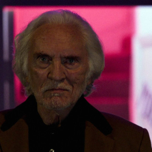 Terence Stamp, actor aflat în raza atenției mondiale, a încetat din viață la vârsta de 87 de ani, informează familia sa într-o declarație citată de postul digi24.ro. Celebru pentru rolul Generalului Zod din filmele Superman, actorul britanic s-a remarcat de-a lungul unei cariere de șase decenii, fiind distribuit în producții renumite precum &quot;The Adventures of Priscilla, Queen of the Desert&quot; și &quot;Far From the Madding Crowd&quot;.