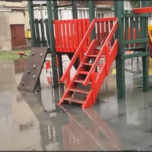 furtuna a transformat un loc de joaca din gherla intr-un bazin de apa