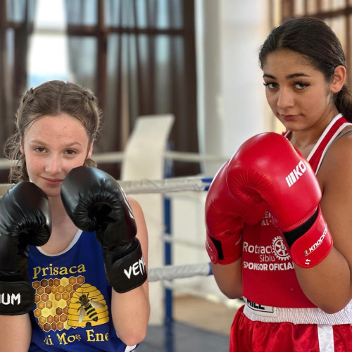 trei adolescente din sibiu își fac debutul în ringul de box