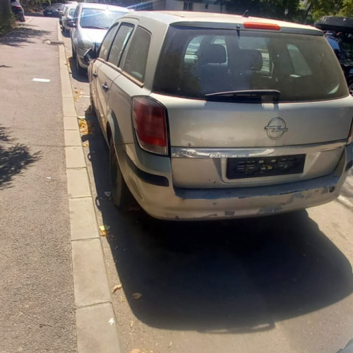 O situație nemulțumește locuitorii din Galați: mașini abandonate în cartierul Micro 21