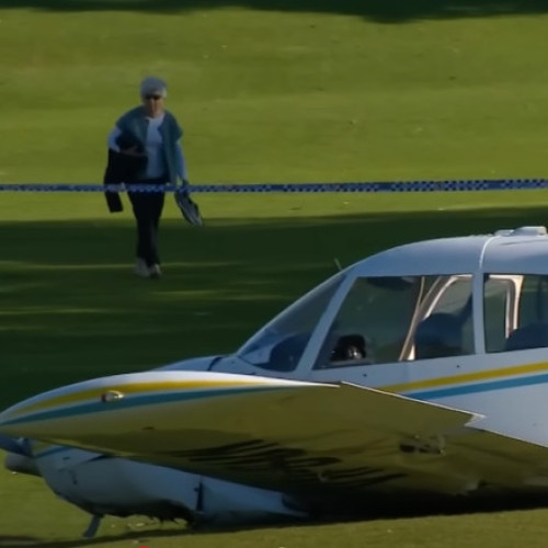 Avionul Piper Cherokee s-a prăbușit în timpul unei aterizări de urgență pe un teren de golf din Sydney