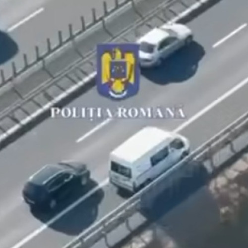Mașină surprinsă circulând pe banda de urgență și amendată de poliție