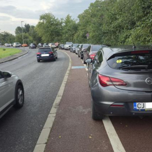 Probleme grave cu parcarea în Cluj-Napoca: șoferii blochează banda pentru bicicliști