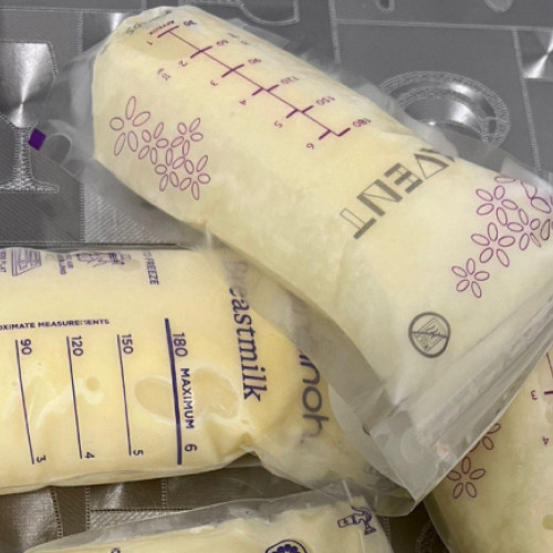 O mamică din Cluj a stârnit dezbateri pe rețelele sociale după ce a anunțat că vrea să doneze laptele matern stocat în congelator