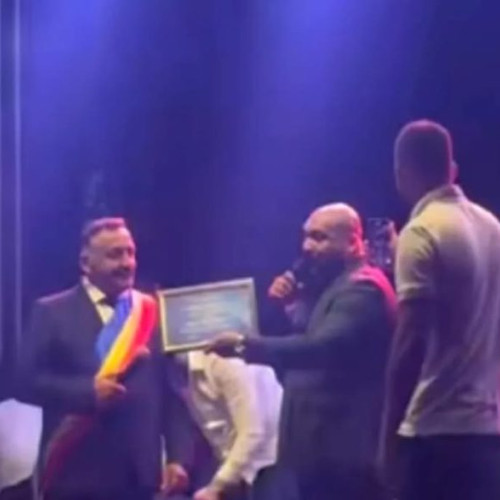 Primarul din Bistrița-Năsăud a acordat o diplomă de excelență manelistului Dani Mocanu