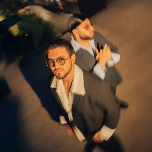 Mario și Lazy Ed revin cu o piesă nouă, intitulată „Mhm Aha”, care promite să crească din nou nivelul de energie al fanilor. După succesul variantei live și reacția pozitivă pe TikTok, unde fragmentul postat a fost fredonat de mulți, a fost clar că trebuiau să lanseze oficial această piesă.