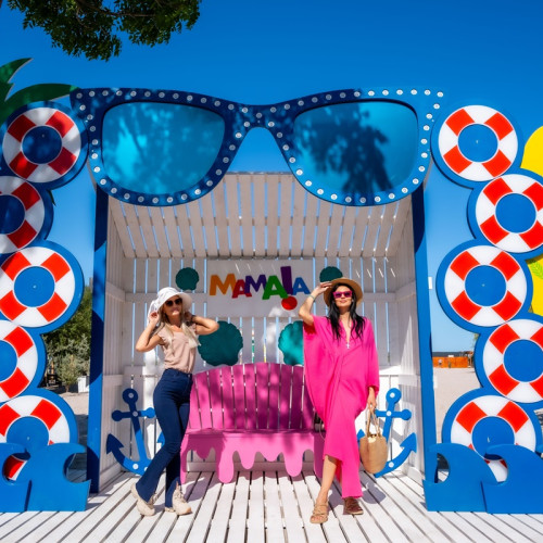 Mamaia a strălucit în timpul minivacanței de Sfânta Maria, oferind turiștilor un weekend plin de spectacole și distracție. Reprezentanții Organizației de Management al Destinației (OMD) Mamaia-Constanța notează că stațiunea a avut cel mai aglomerat weekend din această vară, cu aproape 100% ocupare, iar Autostrada Soarelui a fost plină de turiști care au ales să vină la mare.