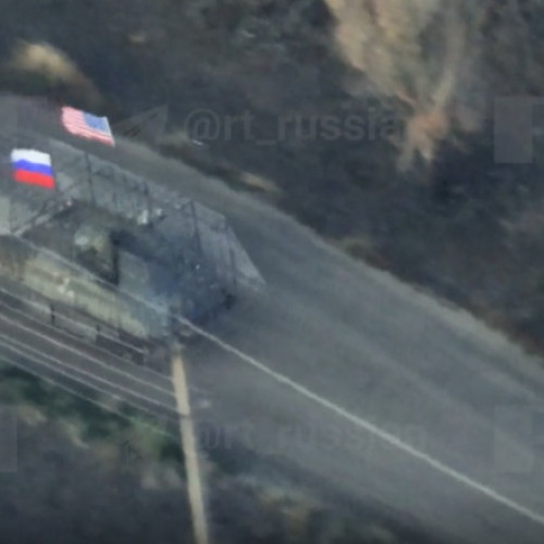 Consilierul principal al lui Zelenski condamnă videoclipul viral cu un vehicul rusesc care flutură steagul american