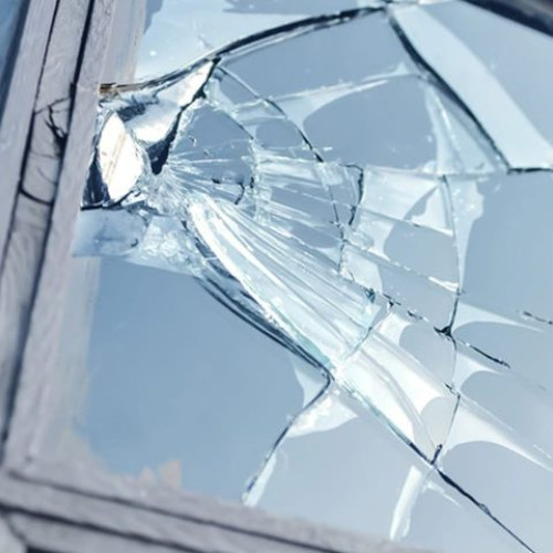 Tensiuni la Petrila: un bărbat amenințat și o casă distrusă