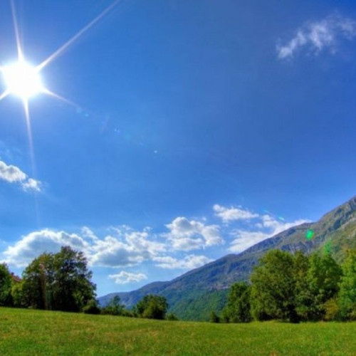 Temperaturi mai răcoroase și averse pe arii extinse în următoarele săptămâni