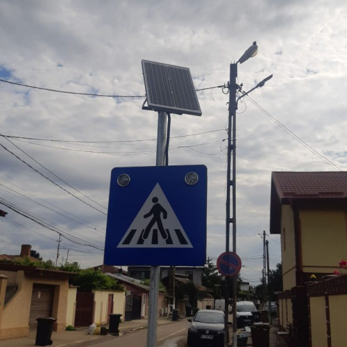 Un marinar din București cureță indicatoarele rutiere pe cont propriu pentru un oraș mai curat