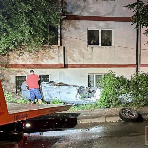 Accident grav în Botoșani: o mașină răsturnată pe stradă