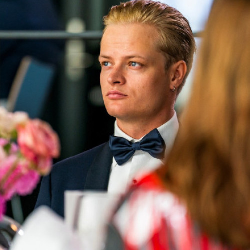 Marius Borg Hoiby, fiul cel mare al printesei mostenitoare a Norvegiei, este inculpat pentru 32 de infracțiuni, inclusiv pentru patru violuri, anunță procurorul general. Potrivit informațiilor, Hoiby riscă până la zece ani de închisoare, noteaza digi24.ro.