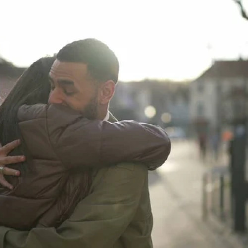 Poliția avertizează asupra unei metode de furt din ce în ce mai frecventă: furtul prin îmbrățișare