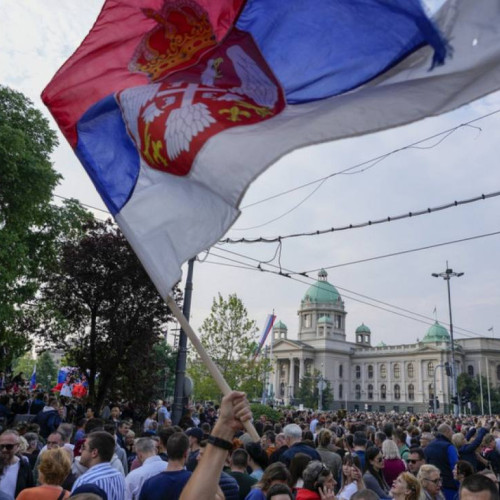 Proteste violente în Belgrad: sediul Partidului Progresist Sarb vandalizat de demonstranți