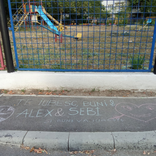 o declarație de dragoste desenată cu creta pe trotuar în lumea modernă