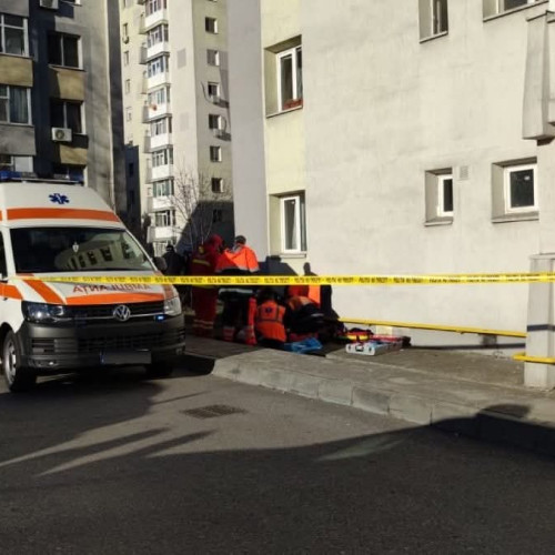 fată de 16 ani, internată în stare gravă după ce a căzut de la etajul doi