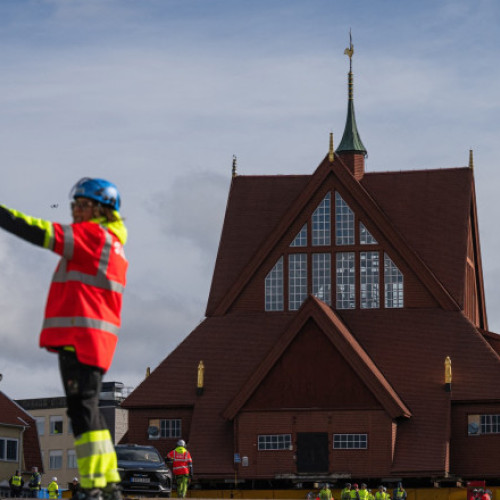 Biserică de lemn istorică din Suedia mutată din cauza riscului de prăbușire