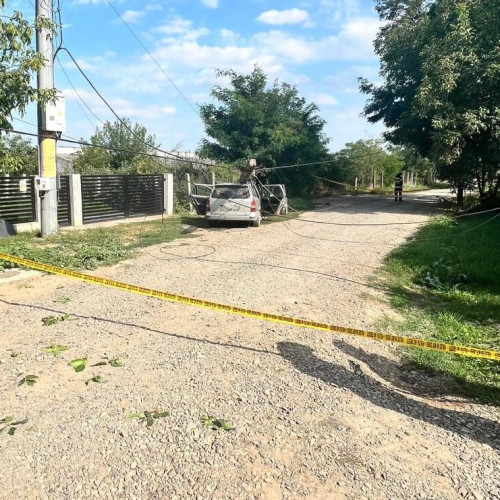 Accident rutier în Dorohoi, Botoșani: un șofer a rupt un stâlp de electricitate