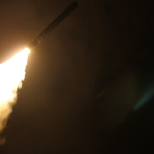 Ucraina a anunțat introducerea în dotarea armatei a unei noi rachete numite Flamingo, care, potrivit știrilor, depășește performanțele rachetei americane Tomahawk. Conform Kyiv Post, această rachetă are capacități mai avansate și a fost deja utilizată pentru a lovi ținte din Rusia. Rapoartele inițiale sugerează că Flamingo este asemănătoare cu sistemul FP-5, fabricat de compania britanică Milanion Group, având o încărcătură utilă de 1.000 de kilograme și o rază de acțiune de 3.000 de kilometri, permițând lovirea adânc în Rusia, dincolo de Munții Ural și în zonele asiatice ale Rusiei.