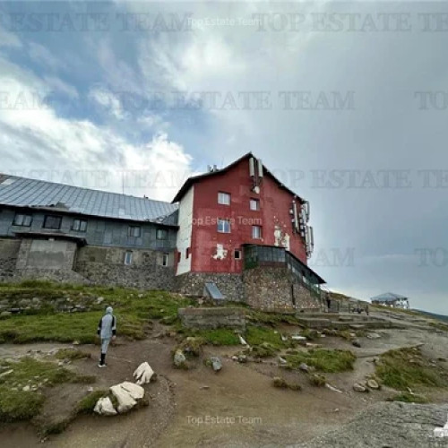 cabana Babele, scoasă la vânzare contra 1,6 milioane de euro, într-o stare avansată de degradare