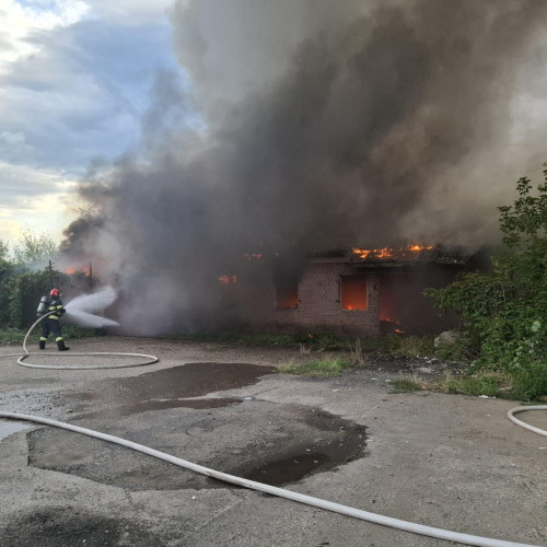 În Sebeş, militarii de la detașamentul de pompieri au intervenit marți seara, în jurul orei 19:00, pentru a stârpi un incendiu izbucnit la deșeuri menajere. Focul a cuprins o construcție dezafectată situată pe strada Mihail Kogălniceanu, în zona supermarketului PROFI.