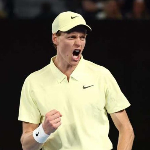 Jannik Sinner menține primul loc în clasamentul mondial de tenis, potrivit ziaruldeiasi.ro. Italianul are un avans de aproape 2.000 de puncte față de Carlos Alcaraz, care ocupă poziția secundă. La începutul săptămânii, Alcaraz a câștigat al optulea titlu Masters 1000, ceea ce l-a ajutat să își mărească diferența față de alți jucători. În top 10, Alexander Zverev se află pe locul trei, fiind despărțit de Taylor Fritz, pe poziția a patra, cu peste 3.000, respectiv 5.000 de puncte în plus față de restul. Celelalte poziții din primele opt nu s-au schimbat, însă rusul Karen Haceanov a urcat pe locul 9 (+3), în timp ce danezul Holger Rune a ieșit din top 10, ajungând pe locul 11 (-2).