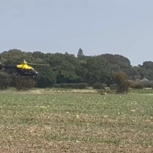 Echipajul unui elicopter al poliției din Merseyside nu va fi sancționat pentru zborul la altitudine foarte joasă în timpul urmăririi unui suspect pe motocicletă, relatează digi24.ro. Incidentul s-a petrecut pe 13 august, iar imaginile video realizate de pe rețelele sociale arată cum elicopterul urmărea un bărbat pe motocicletă, acțiune care s-a încheiat cu reținerea unui suspect pentru mai multe infracțiuni, printre care conducere periculoasă, conducerea unui vehicul furat, fugă de la un filtru și tulburarea liniștii publice. Potrivit sursei citate, un alt suspect a fost arestat pentru furt de vehicul și ajutor acordat unui infractor.