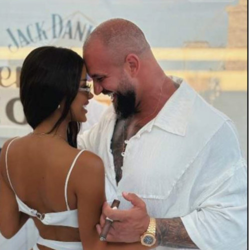 Alex Bodi continua sa atraga atentia publicului prin relatiile sale complicate. Potrivit sursei asigorj.ro, dupa o scurta relatie cu Gabriela, Bodi s-a impacat cu din nou cu Kim Anca, o tanara din Targu Jiu.