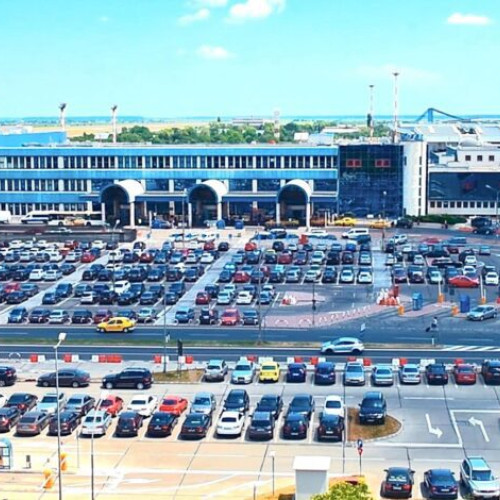 favoritul pentru conducerea aeroporturilor bucureștene, Bogdan Mindrescu, este în centrul intereselor pentru preluarea funcției în compania națională care administrează Aeroportul Otopeni și Aeroportul Băneasa, potrivit informațiilor citate de Economedia. Buzoianul Mindrescu, care a mai condus această instituție în trecut, și-a dat demisia după ce Corpul de Control al Guvernului a descoperit anumite nereguli. În prezent, se desfășoară o procedură secretizată de selecție pentru cele patru poziții de conducere ale CNAB, conform ordonanței privind guvernanța corporativă, menită să aleagă persoane cu experiență profesională. Potrivit sursei, luni, 18 august, au avut loc interviurile cu finaliștii pentru această funcție, dar oficializarea numirii lui Mindrescu nu a fost încă făcută public la nivelul Consiliului de Administrație. Sursele economedia notează că numele candidaților rămâne secret chiar și pentru membrii Consiliului, dacă aceștia nu fac parte din Comitetul de Nominalizare și Remunerare.