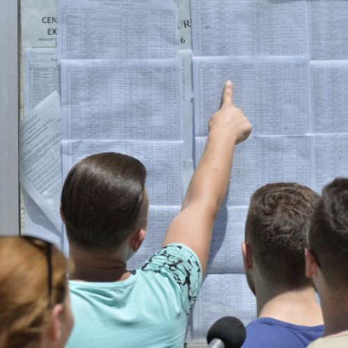 Rezultatele celei de-a doua etape a repartizării în învățământul liceal pentru anul școlar 2025-2026, publicate de Inspectoratul Școlar Județean Iași, au arătat că au fost repartizați 144 de elevi. Potrivit sursei, după prima etapă, în județul Iași au rămas nerepartizați 142 de elevi de clasa a VIII-a, printre care și absolvenți cu medii peste 8,00, care nu au reușit să intre la liceele dorite.