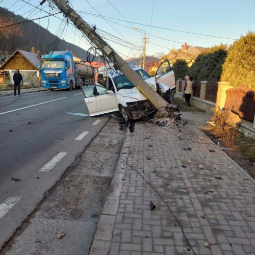 Accident rutier cu cinci răniți la Câmpulung Moldovenesc - Mașina a lovit un stâlp și a cauzat pagube grave - Detalii și fotografii de la locul incidentului