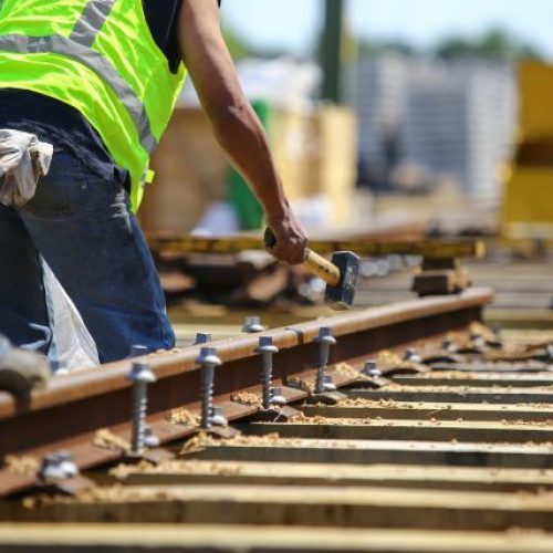 Circulația feroviară pe magistrala 300 perturbată din cauza unei sape rupte