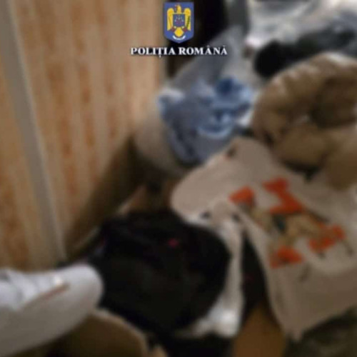 Percheziții la Alba Iulia în cadrul unei anchete privind comercializarea de haine și accesorii contrafăcute