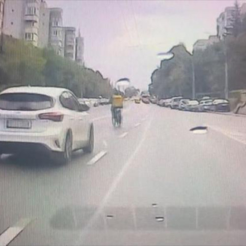 Incident șocant în trafic: biciclist care nu a respectat regulile a speriat mulți șoferi