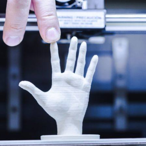 Liceul din Dâmbovița, în elita națională a hub-urilor viitorului. Profesori și elevi au acces la tehnologii moderne la școală prin campania "Modelează viitorul. Printează-l 3D!