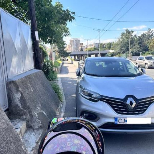 Mașină parcată ilegal pe trotuar în Cluj-Napoca