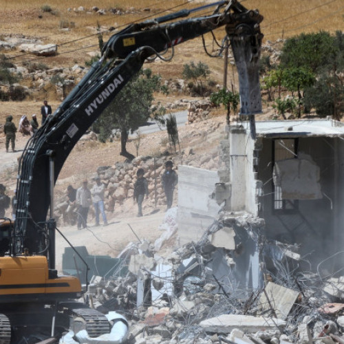 Israël a aprobat construirea a 3.400 de locuințe în Cisiordania, plan controversat și considerat de criticii săi ca fiind de natură să divizeze teritoriul și să împiedice formarea unui stat palestinian coerent. Potrivit CBC Canada, acest proiect a fost aprobat miercuri, iar decizia a generat reacții negative din partea comunității internaționale. ONU și UE au cerut Israelului să renunțe la această construcție, însă autoritățile israeliene insistă pe continuarea planurilor de colonizare.