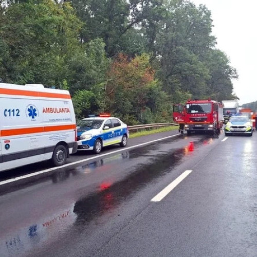 Doi tineri, morți după ce s-au aruncat în fața unui TIR pe autostradă
