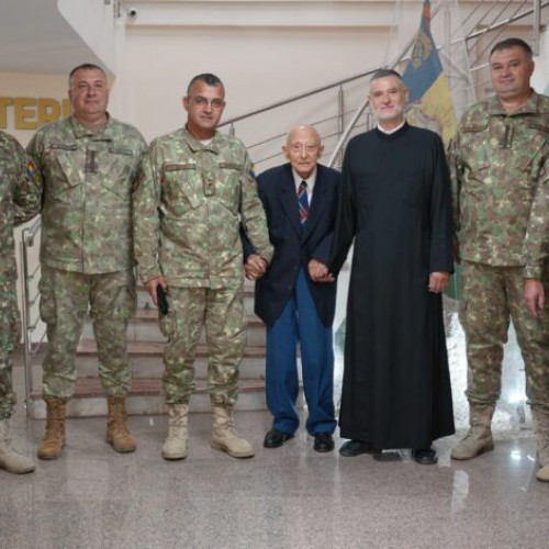 Ion Banica, veteran al celui de-Al Doilea Război Mondial, a fost celebrat astăzi, 20 august 2025, cu ocazia împlinirii vârstei de 103 ani. Evenimentul a avut loc la sediul Diviziei 2 Infanterie „Getica” din Buzău, în prezența militarilor unității și a reprezentanților Direcției pentru calitatea vieții personalului din cadrul Ministerului Apărării Naționale. Potrivit opiniabuzau.ro, domnul Banica s-a născut în localitatea Căpăcești, județul Buzău, și a luptat pe frontul de vest între anii 1943 și 1945, în cadrul Batalionului 2 Instruire Reparații Auto. Pentru faptele sale de vitejie, a fost decorat cu Medalia „Crucea comemorativă a celui de-Al Doilea Război Mondial, 1941-1945”.