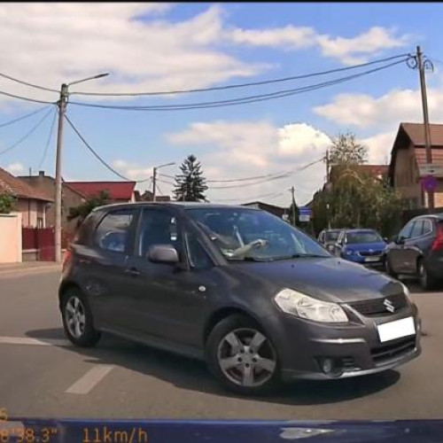 Femeie care a intrat periculos în trafic cu copil în mașină, filmată de un șofer